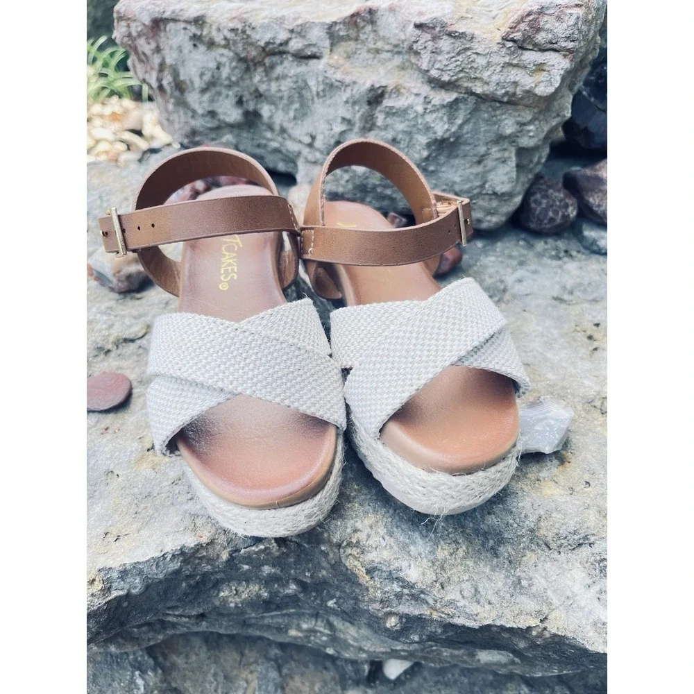 Hot Cakes Girls Stretchy Sandals ****ORDER A SIZE LARGER *****Toddler Size 10
